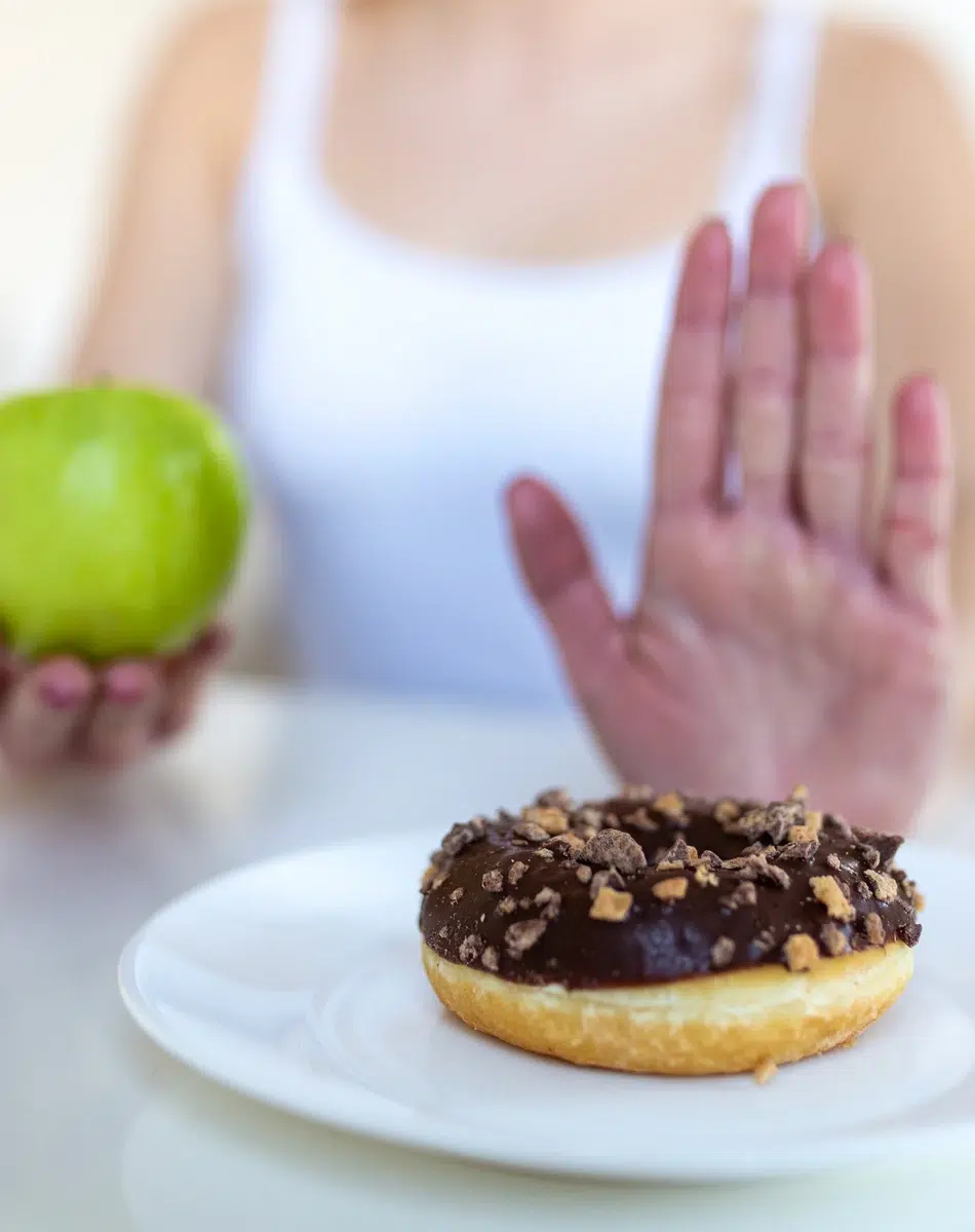 Personne refusant un donut pour une pomme
