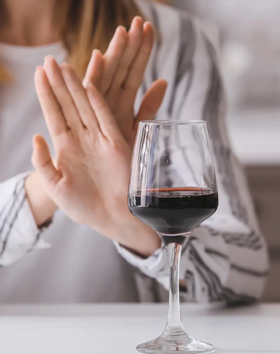 Personne refusant un verre de vin