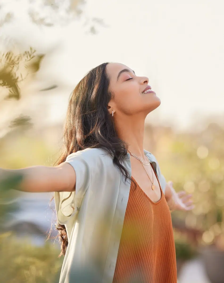 Femme profitant du soleil
