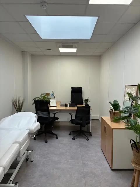 Bureau moderne avec chaise et plantes