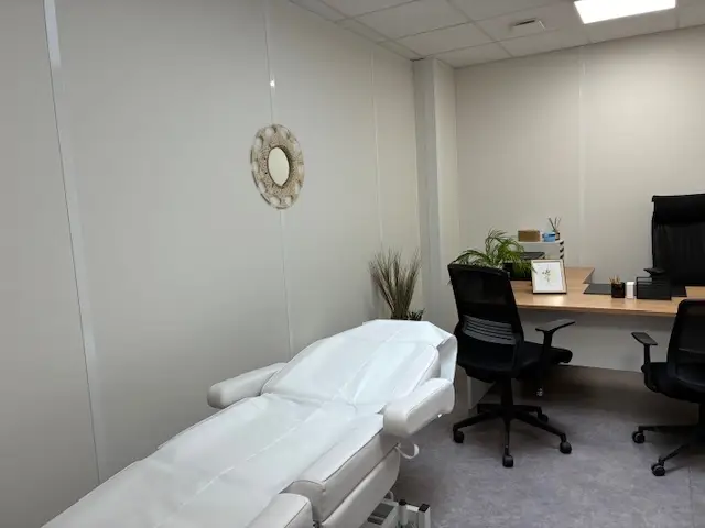 Salle de consultation médicale avec table