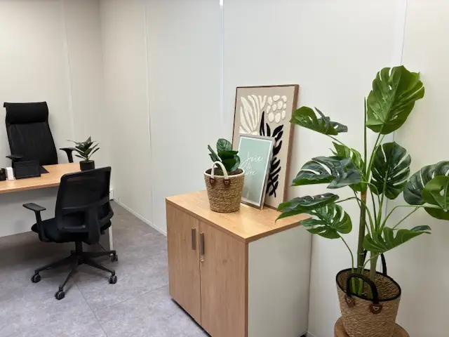 Bureau moderne avec plantes et décoration